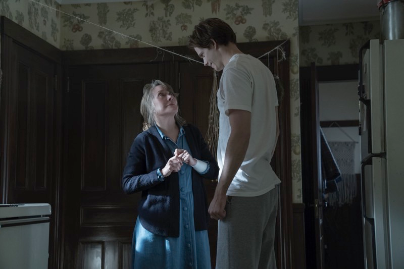 The Kid (Bill Skarsgård) towers over Ruth.